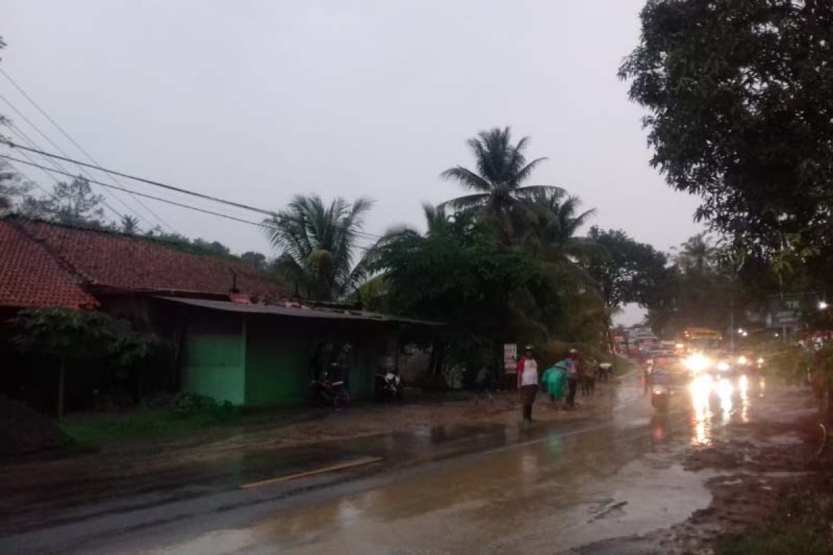 Antisipasi longsor, BPBD Cilacap siagakan alat berat di Majenang