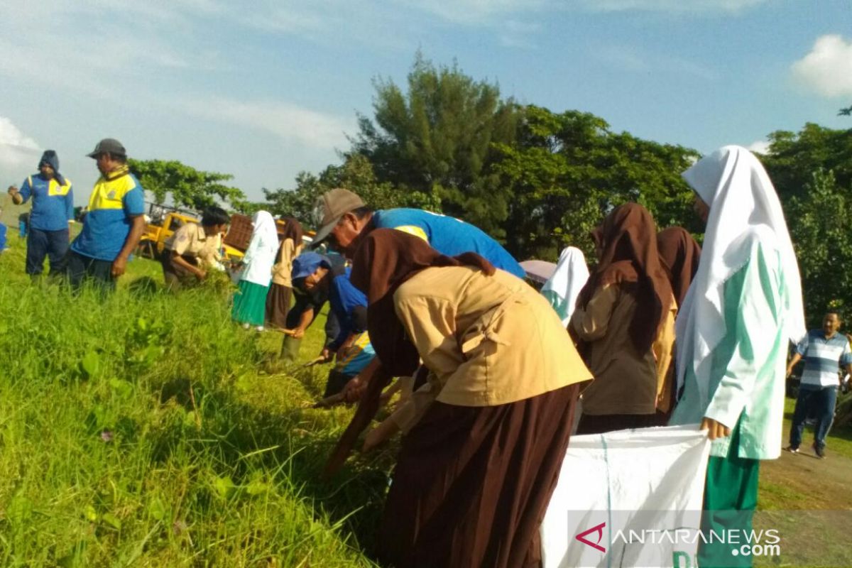 1000 anggota Pramuka NTB membersihkan Taman Wisata Loang Balok