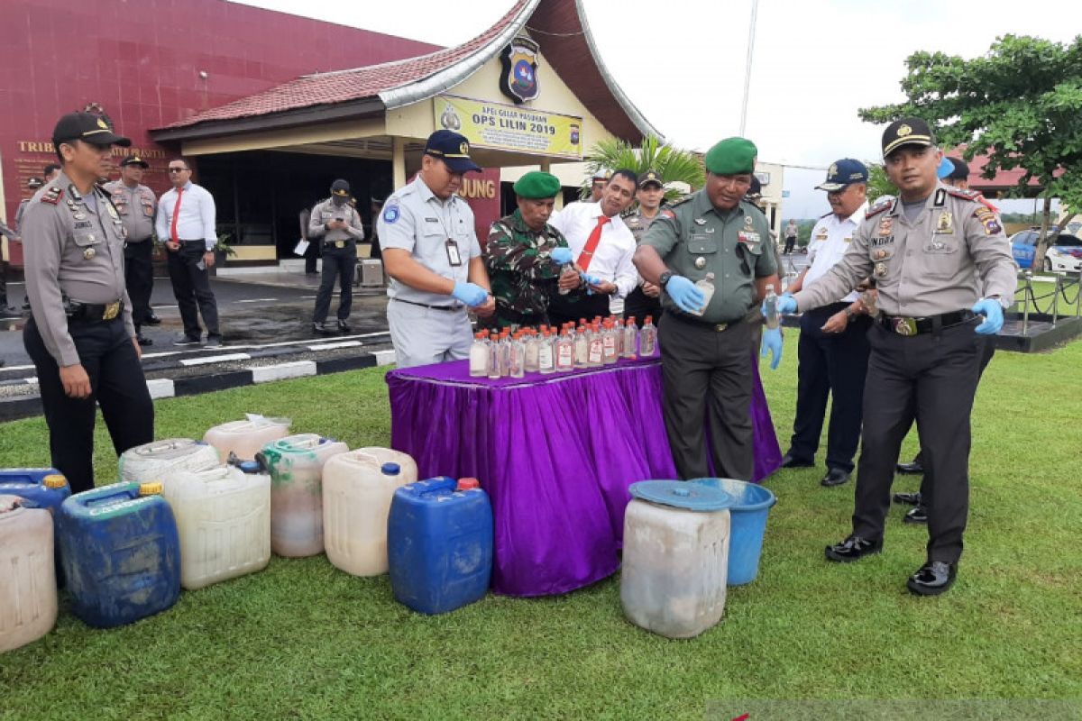 Polres Sijunjung musnahkan ratusan botol minuman keras dan tuak