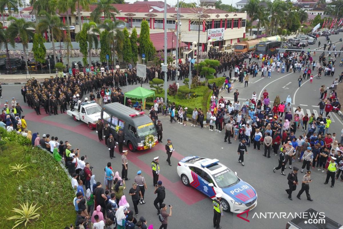 Ratusan personel Polda Riau antar pemakaman Brimob gugur di Papua