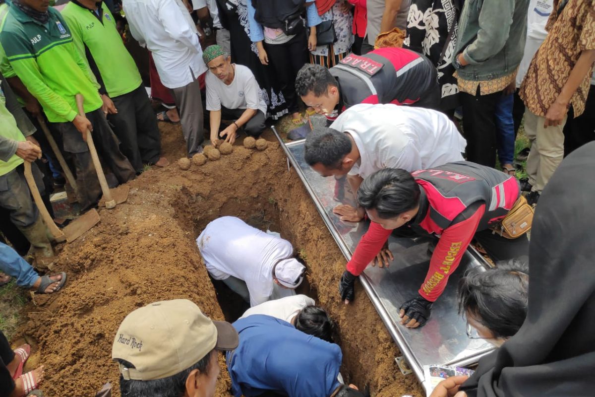 Jenazah tabrakan mobil vs kereta dimakamkan terpisah