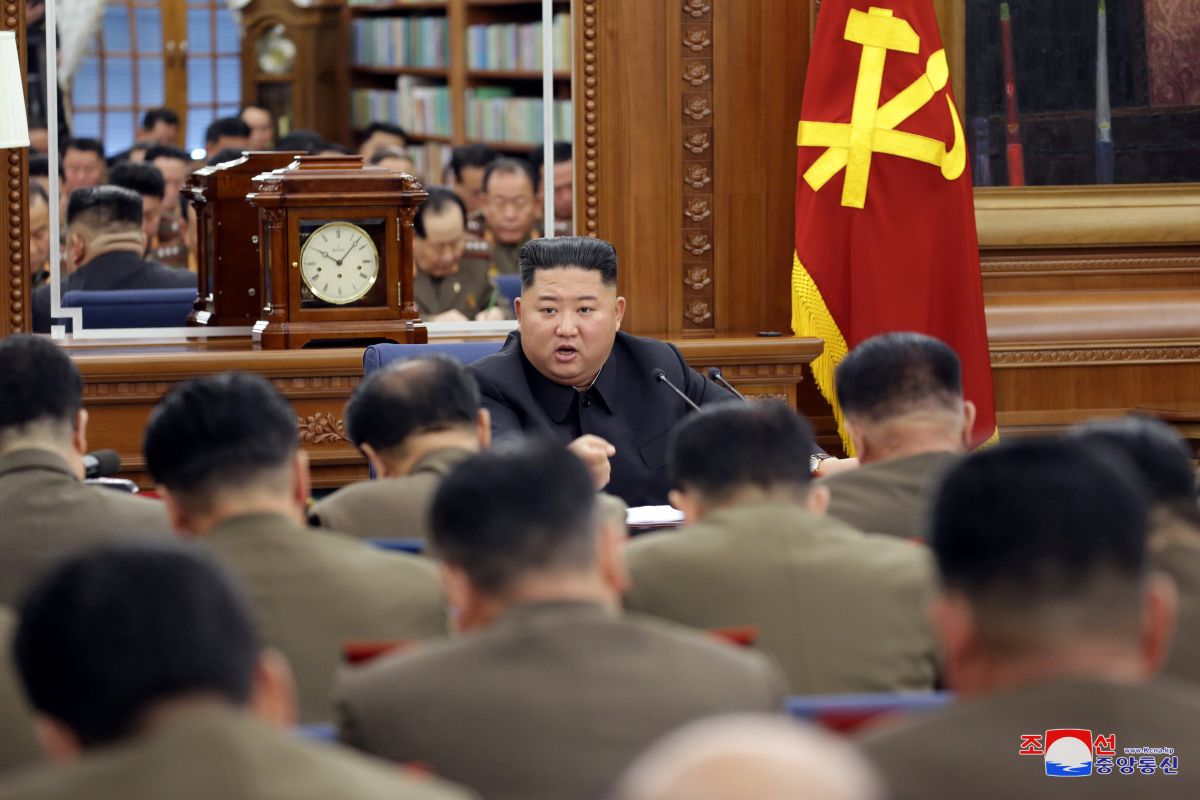 Dalam rapat partai, Kim Jong Un menekankan persenjataan