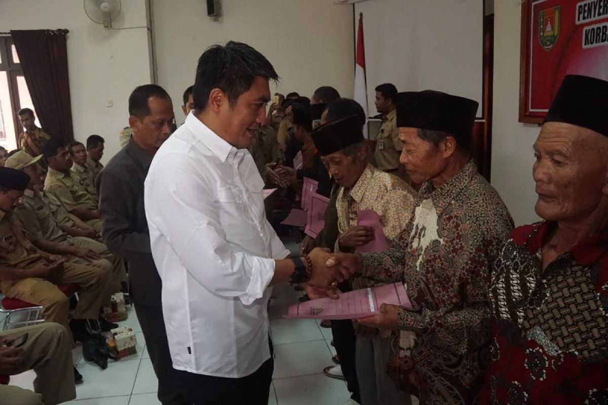 Salurkan bansos bagi korban angin kencang, Bupati: Semua harus hadir