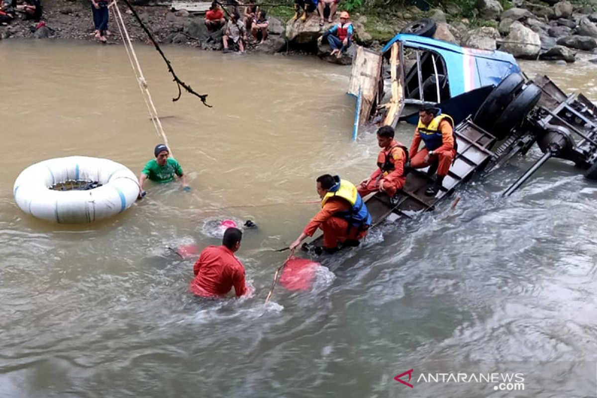 Bus Sriwijaya terjun ke jurang, Basarnas sisir sungai cari korban