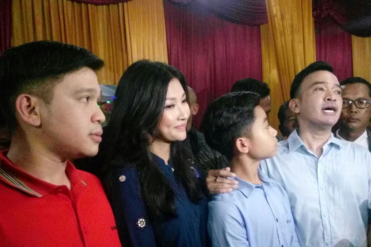 Ruben Onsu ajak Betrand ibadah di gereja masa kecilnya