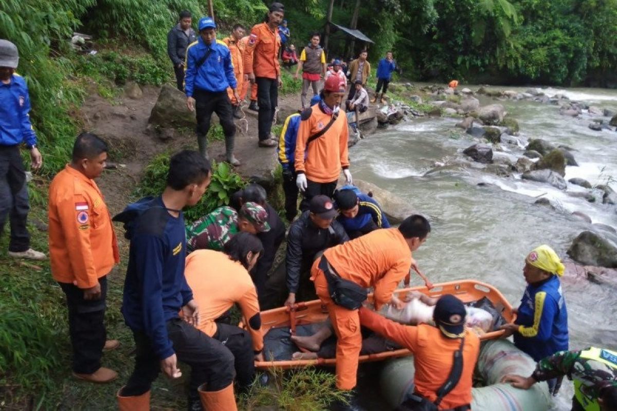 Bus Sriwijaya jurusan Palembang -- Bengkulu masuk jurang, 24 orang meninggal