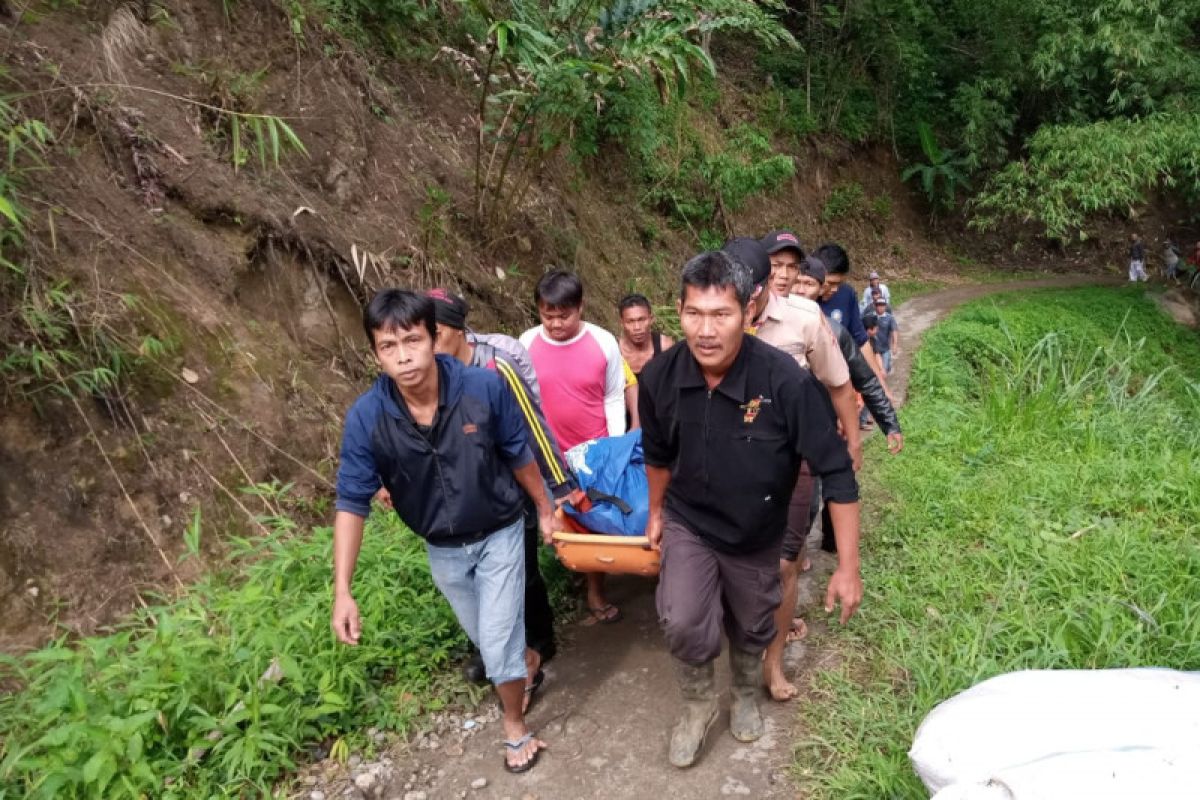 Bus Sriwijaya diduga menabrak beton sebelum terjun ke sungai