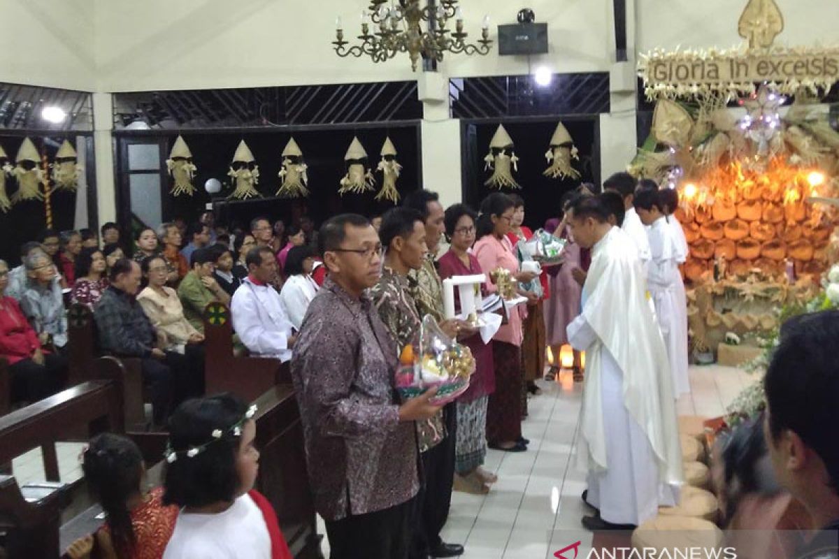 Gua Natal  kontemporer inspirasi khotbah spiritual besek malam Natal