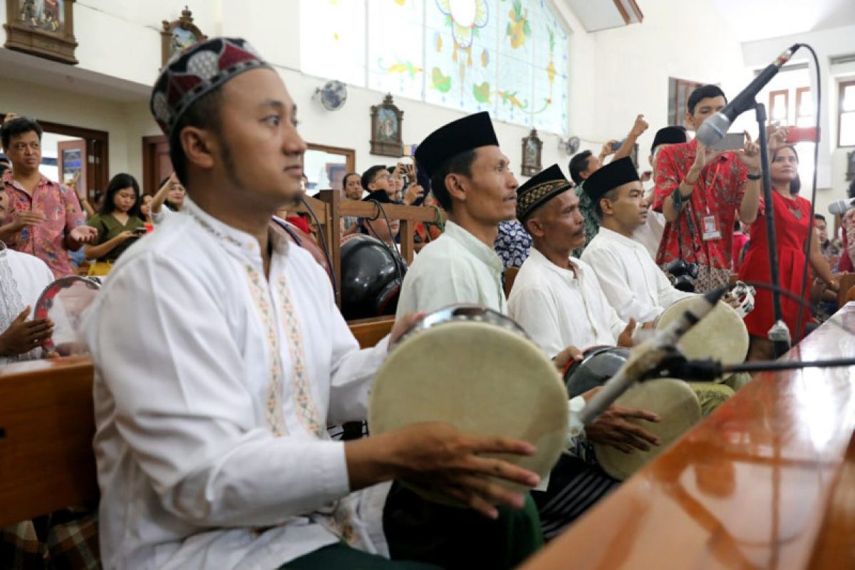 Rebana santri iringi misa Natal di Gereja Mater Dei Semarang