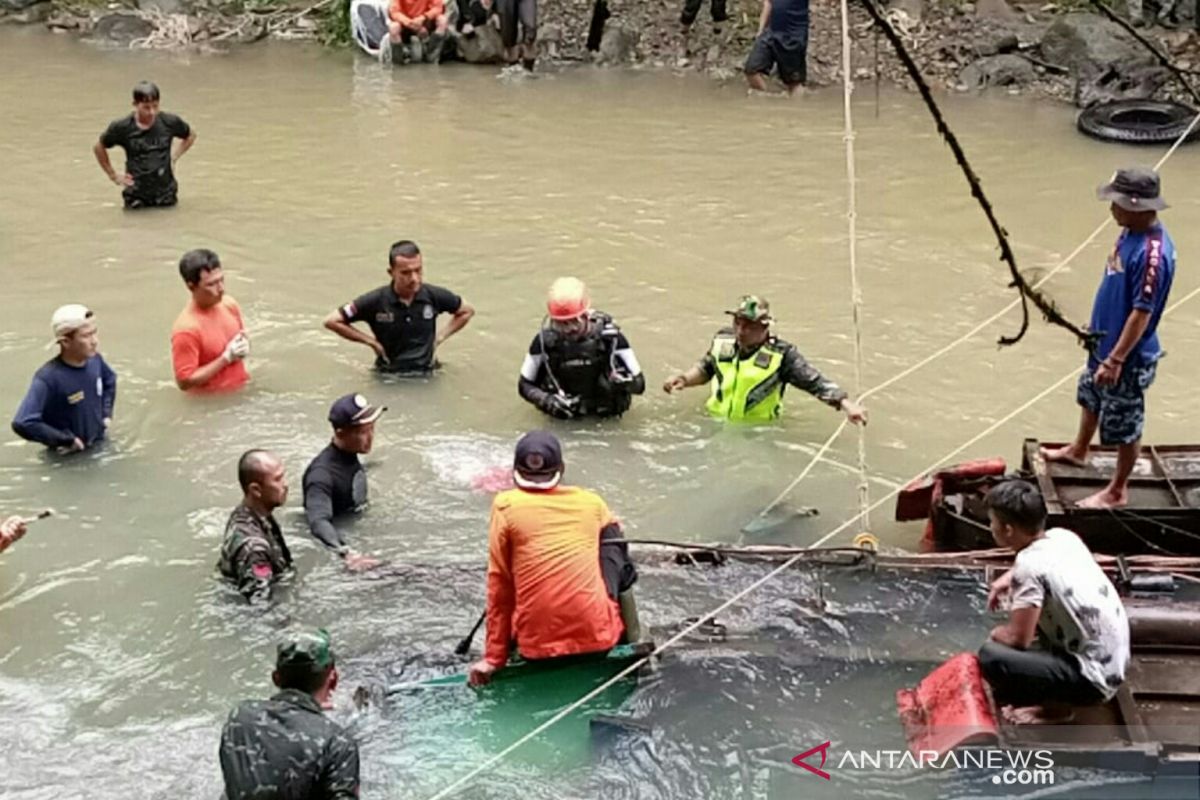 Korban meninggal bus masuk jurang bertambah jadi 31 orang