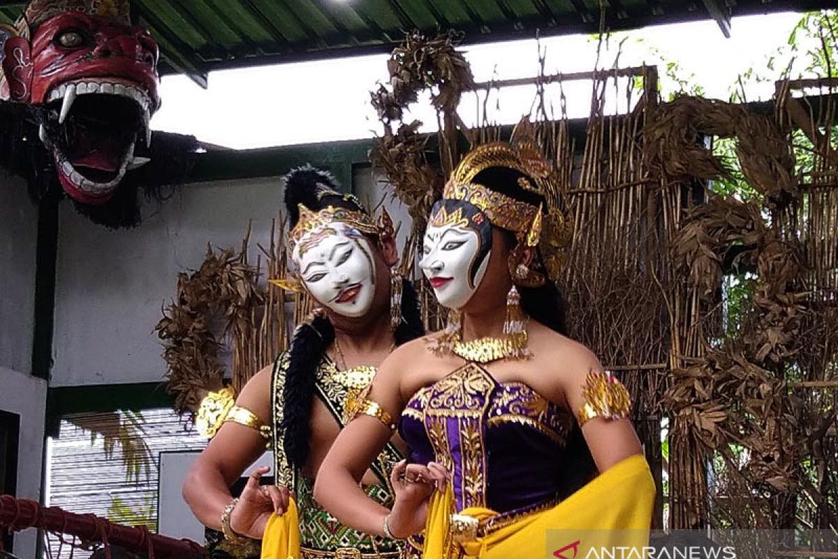 Seniman Tjipto Boedojo sajikan  tarian topeng di Studio Mendut