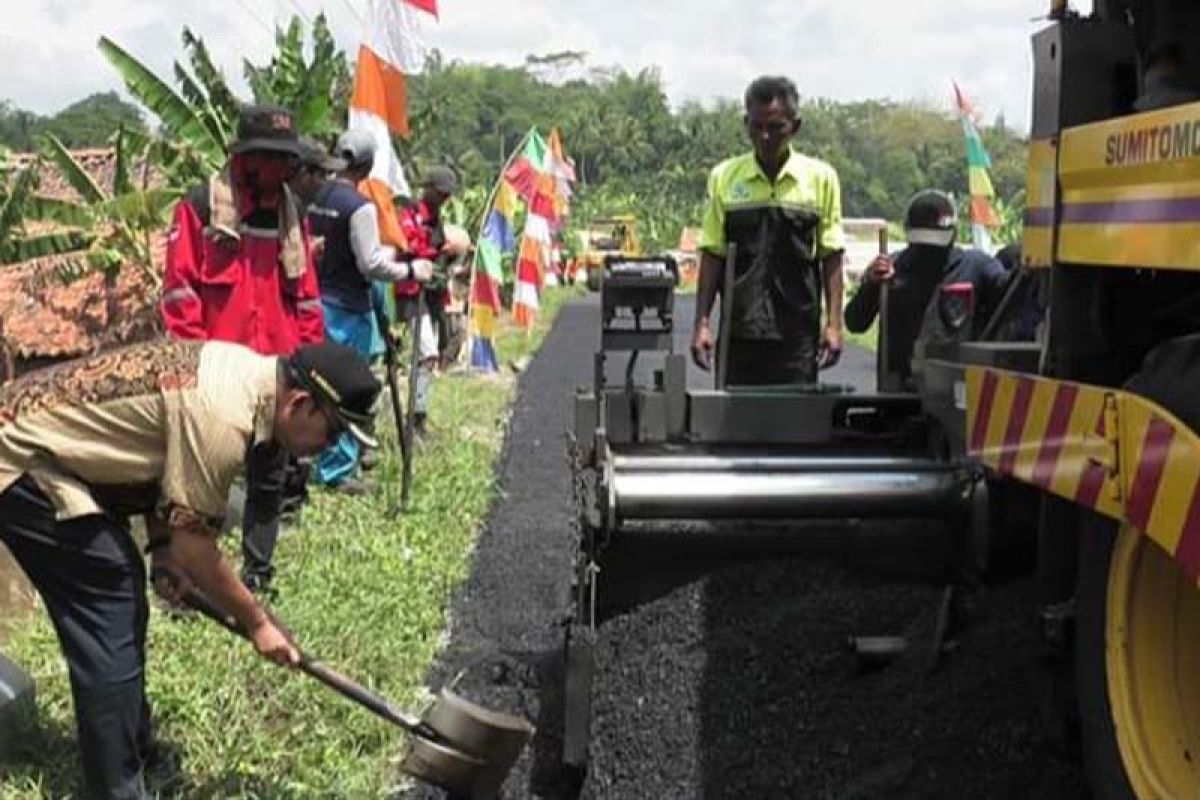 Banyumas gunakan aspal "hotmix" plus limbah plastik untuk bangun jalan