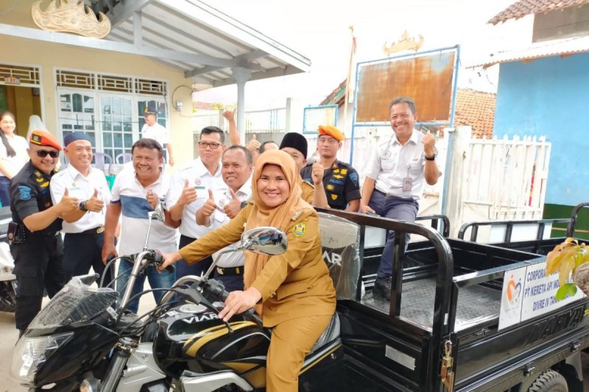 KAI Divre IV serahkan empat unit angkutan sampah pada warga Lampung