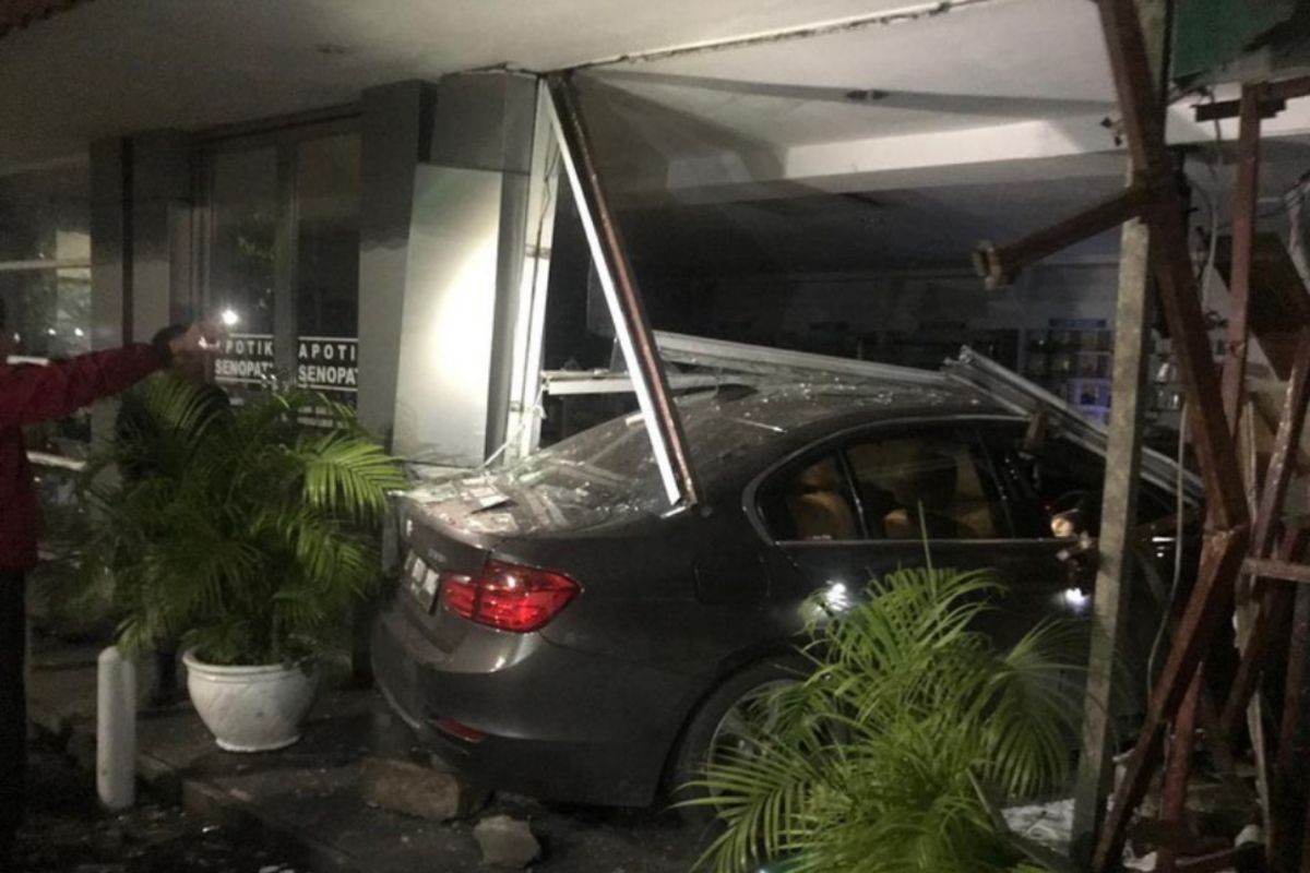 Mobil sedan menabrak apotek di Jalan Senopati Raya