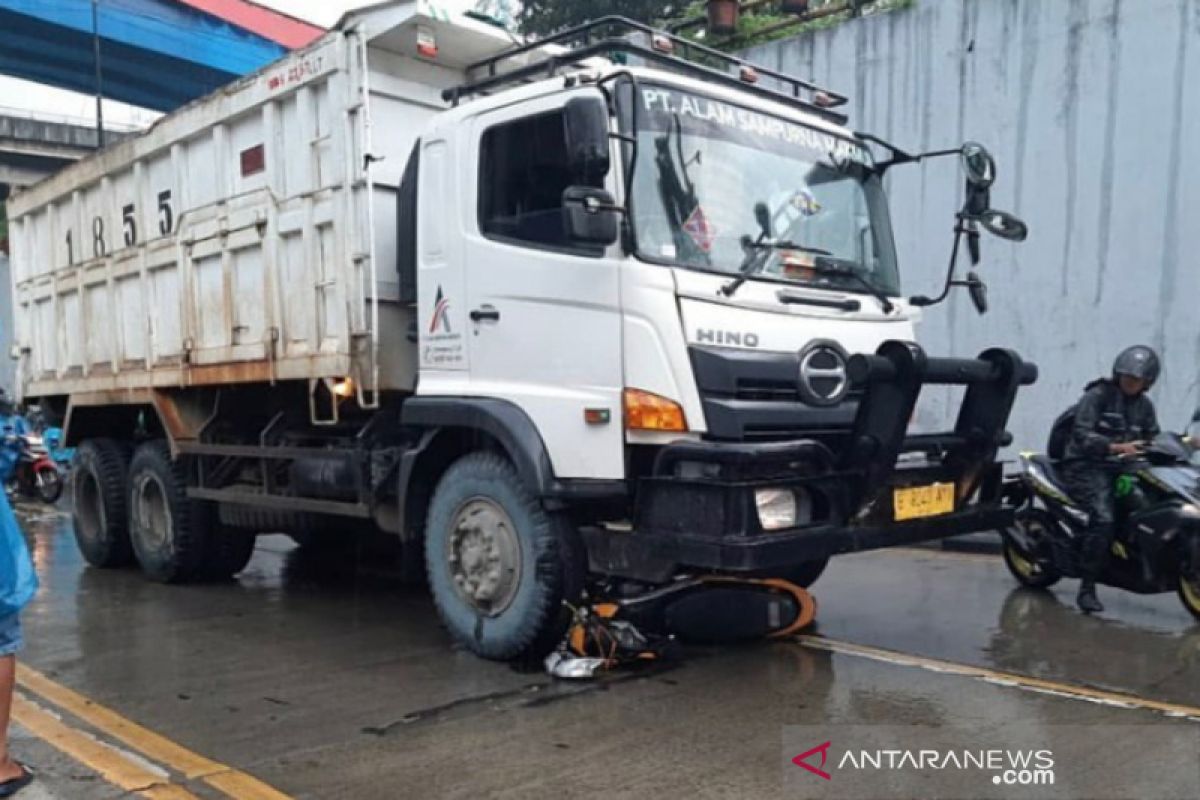 Satu meninggal, truk tabrak dua pemotor di underpass Gembrong