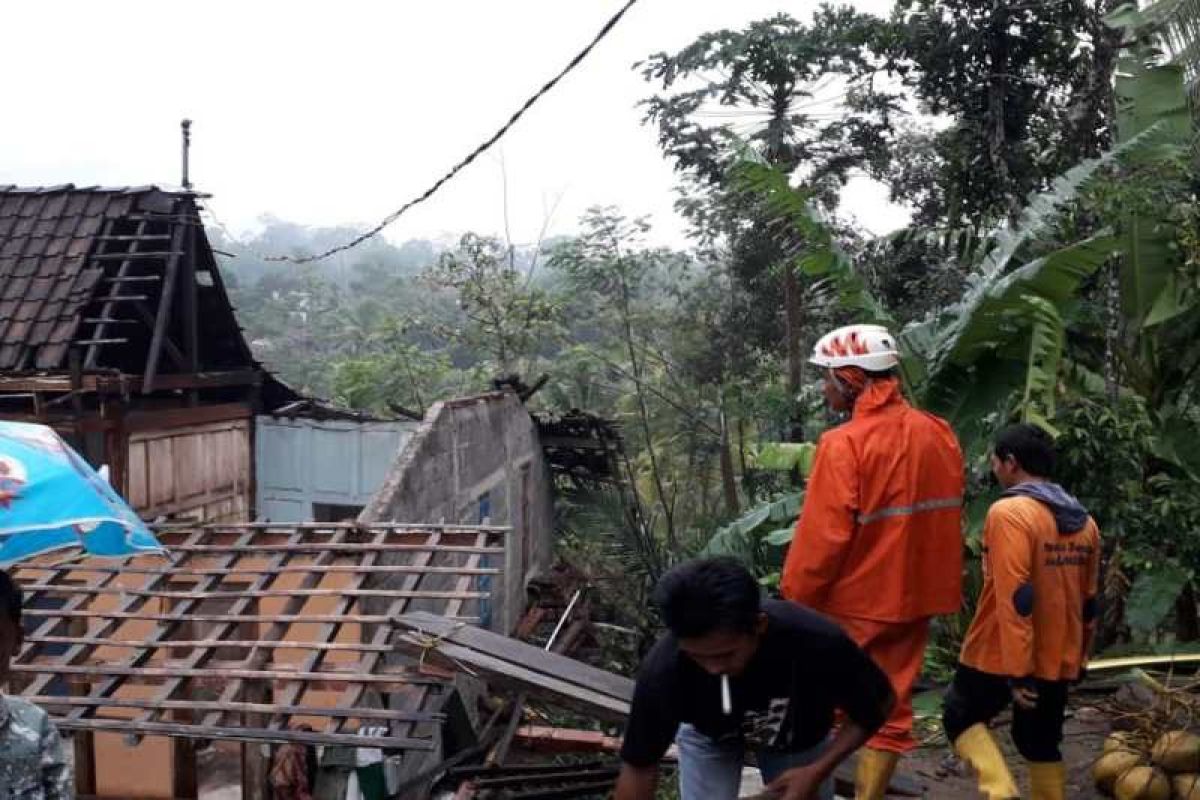 Cek kondisi atap rumah secara berkala