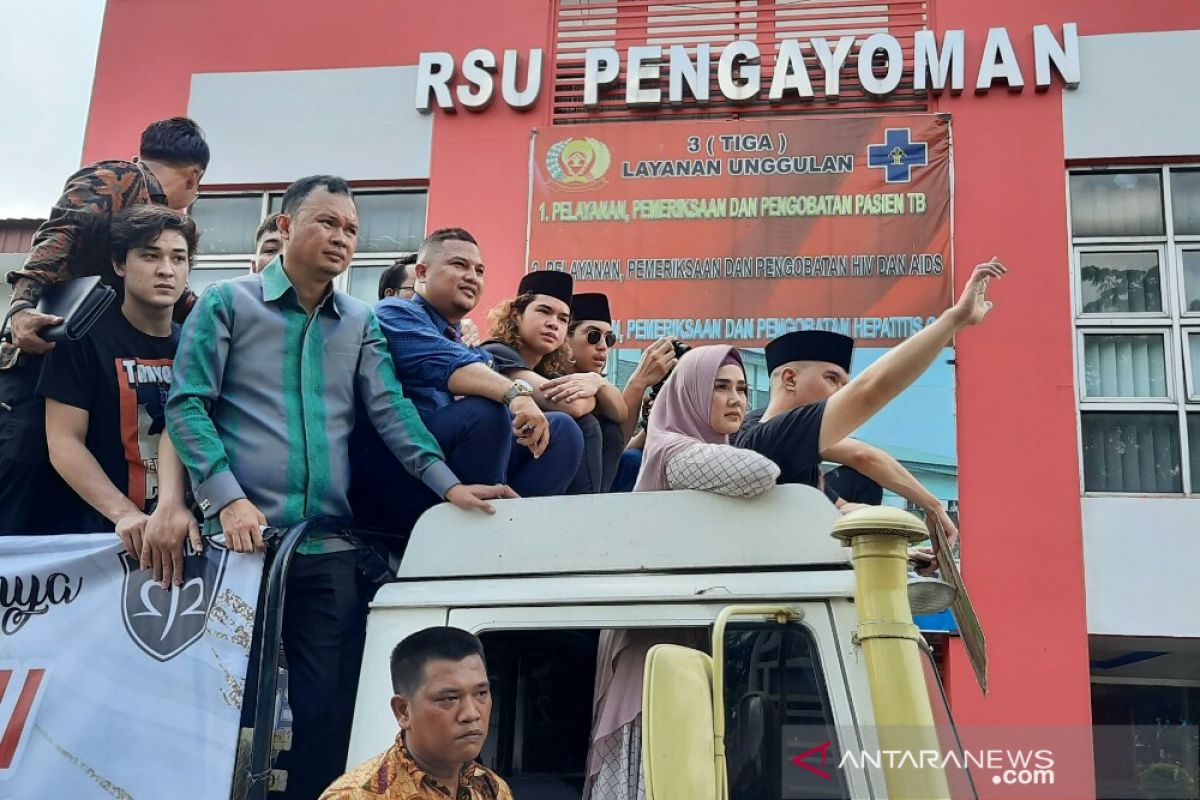 Ahmad Dhani bebas, dijemput Mulan dan tiga anaknya