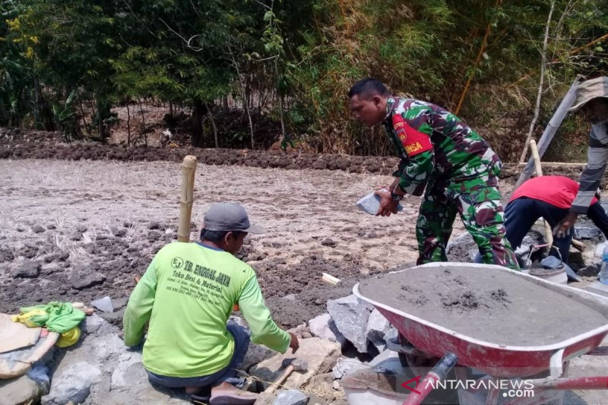 Kodim Boyolali karya bakti bangun  talud jalan