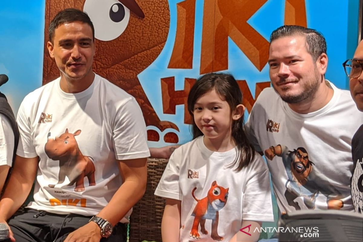 Ayah dan anak Zack Lee dan Mikhaela Lee main film animasi "Riki Rhino"