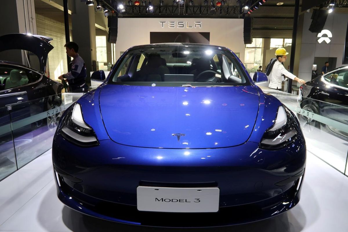 Tesla resmi kirim Model 3 yang dibangun di China