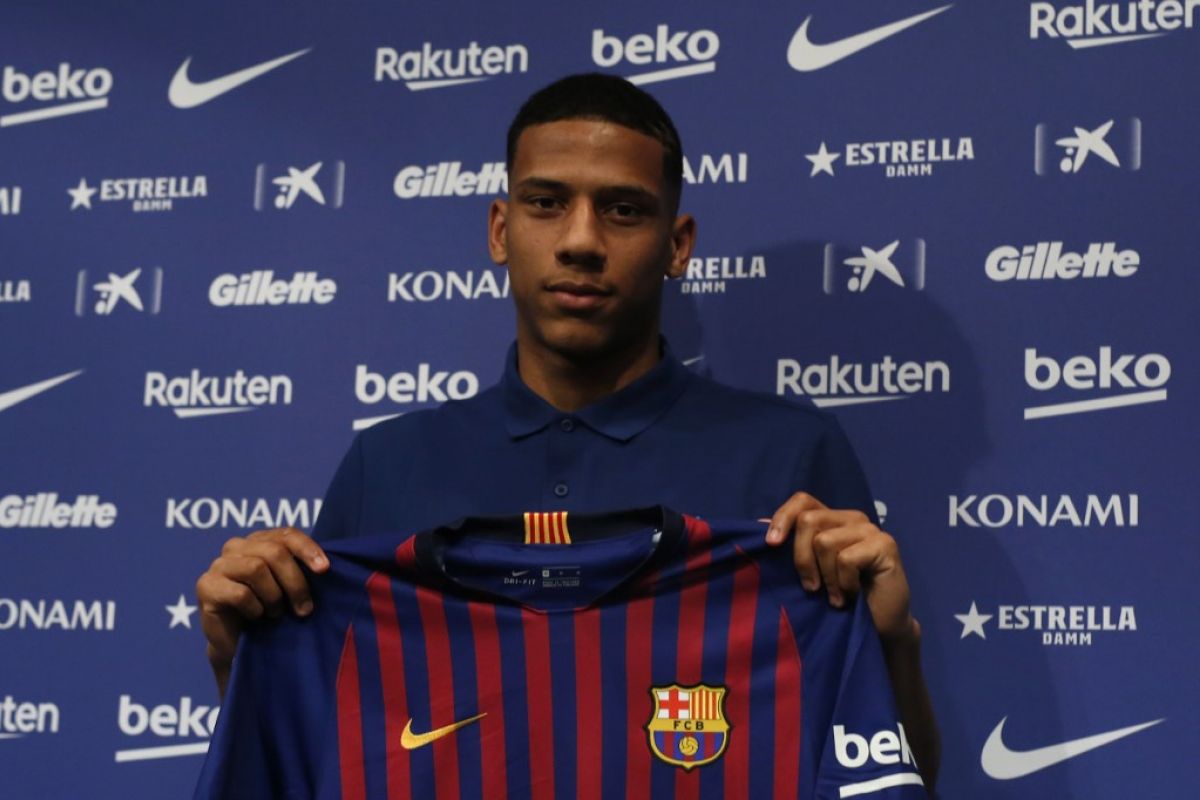 Milan pinjam bek tengah Todibo dari Barcelona