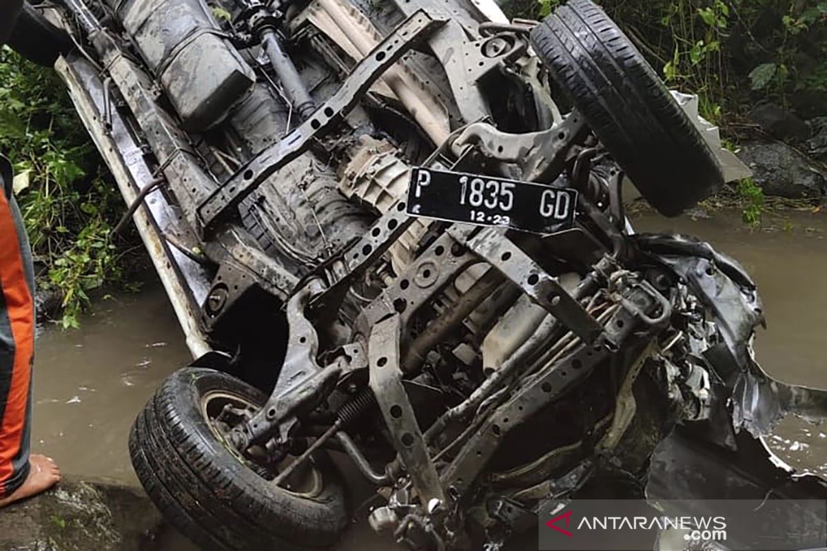 Kijang masuk jurang, dua penumpang tewas