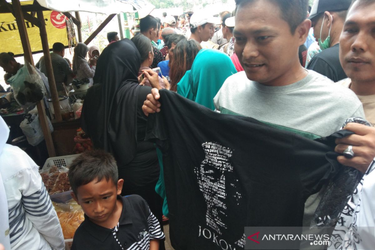 Presiden Jokowi bagi-bagi kaos di Bendung Kamijoro