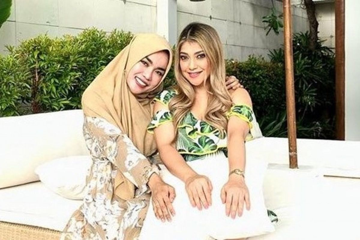 Dukungan dari kakak ipar, Sarah Azhari untuk Medina Zein yang terjerat narkoba