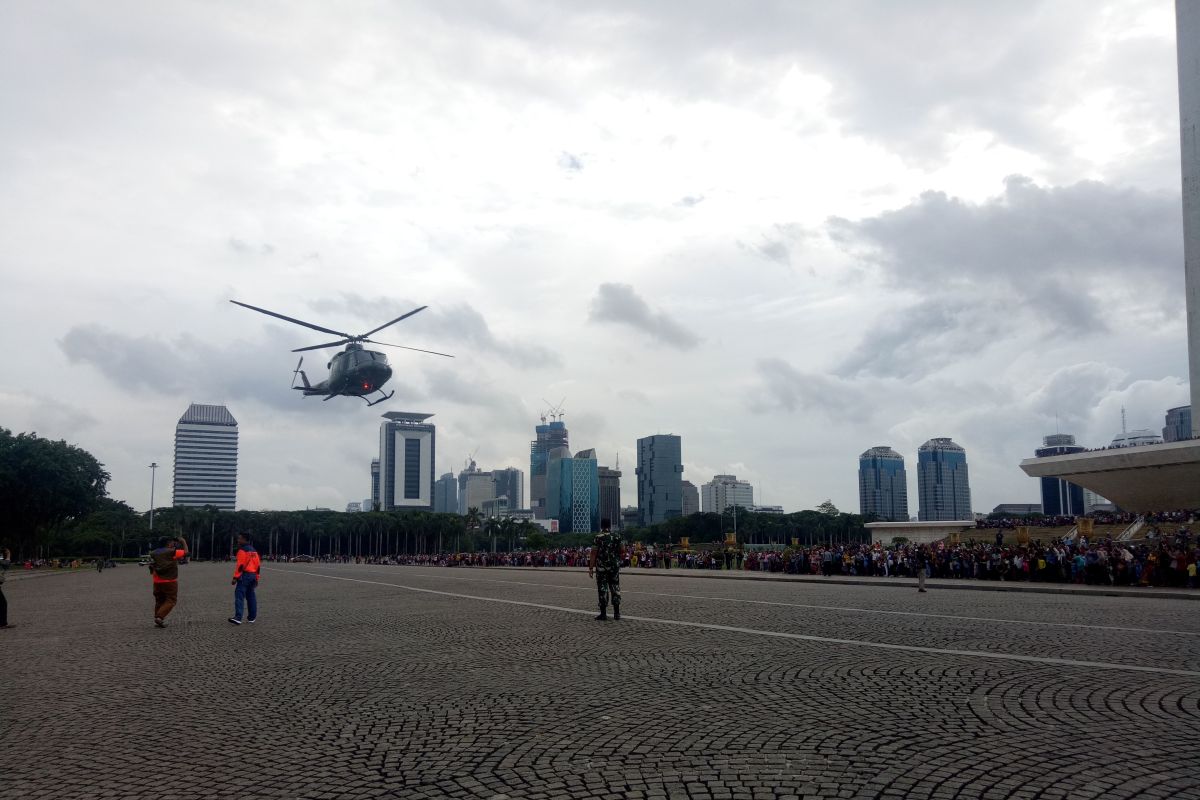 Helikopter tinjau banjir di Monas jadi tontonan