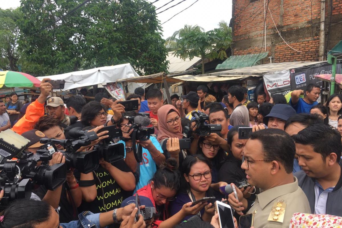 Anies diteriaki pengungsi  saat inspeksi banjir