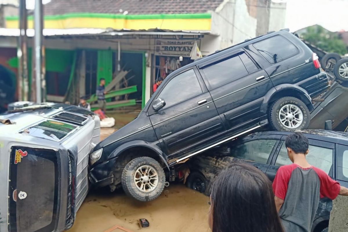 Banjir surut, puluhan mobil bertumpukan di tengah jalan