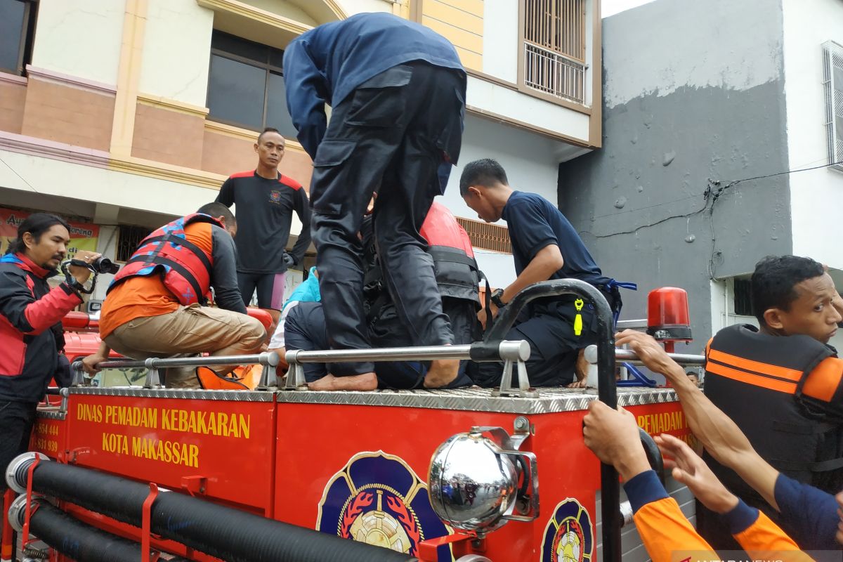 Dua bocah tenggelam di kanal Makassar saat hujan deras