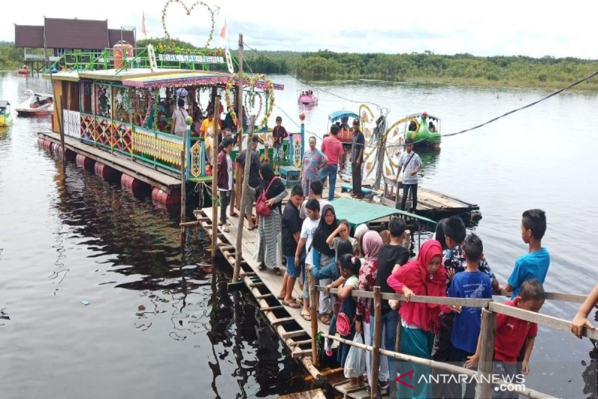 Kawasan wisata Dermaga Kereng Bangkirai dipadati ribuan pengunjung