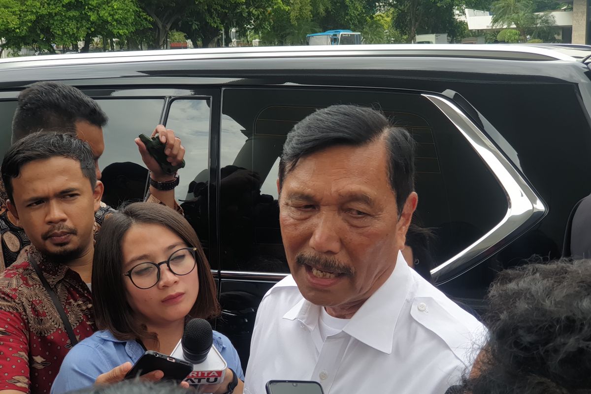 Luhut: Rencana penanganan banjir Basuki-Anies oke