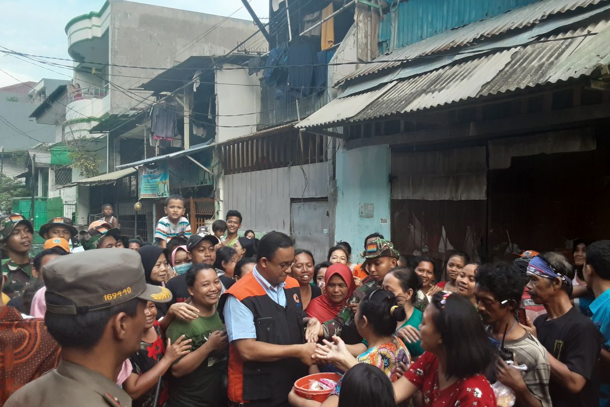 Wow, Anies ceburkan diri di genangan banjir