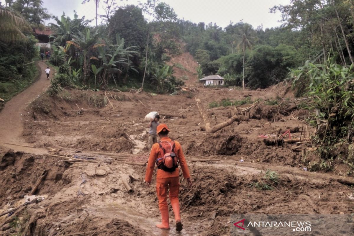 Longsor di Bogor mengisolir 11 desa, tiga orang hilang tertimbun tanah