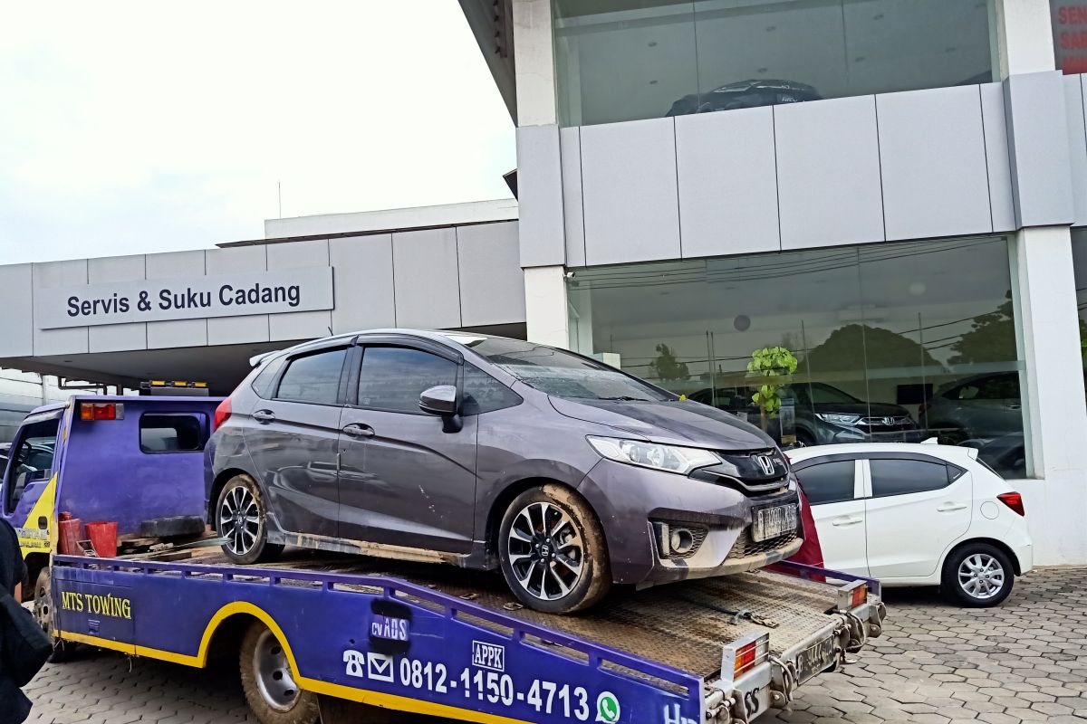 Jasa derek gendong di Bekasi kewalahan mengangkut mobil terendam banjir