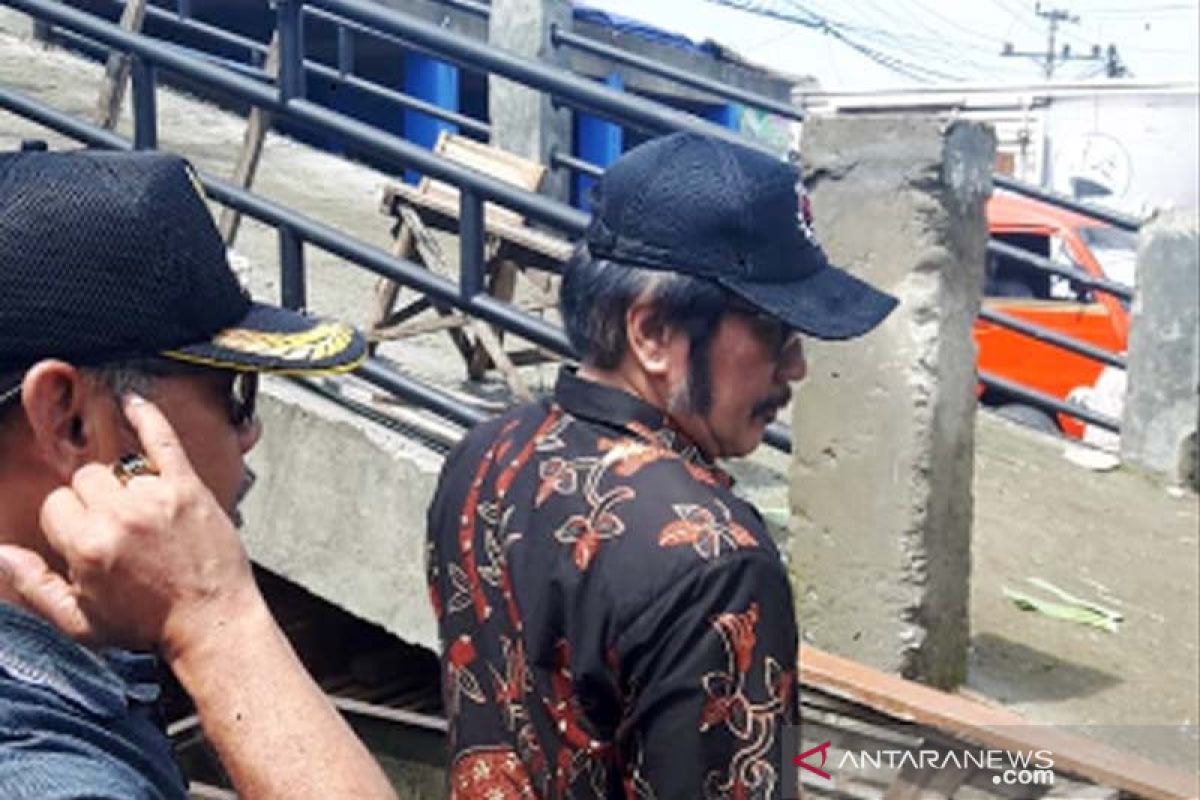 Dinilai langgar aturan, jembatan Pasar Patikraja diminta dibongkar