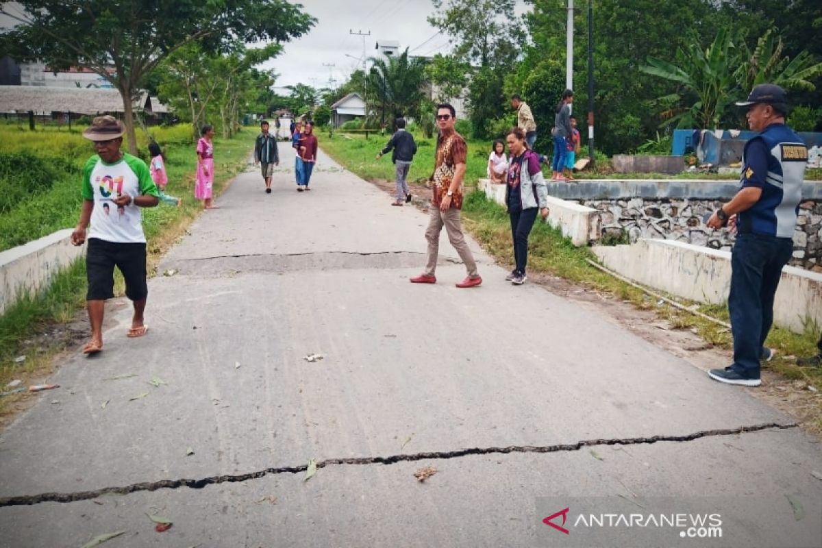 Jalan menuju wisata Kereng Bangkirai retak akibat hujan deras