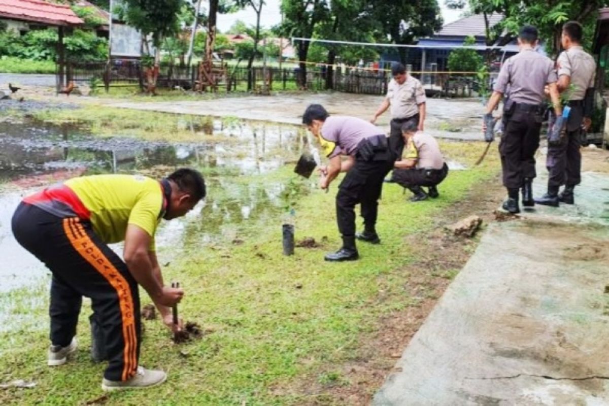 Kantor Polsek ditanami pohon bantu penghijauan Kapuas