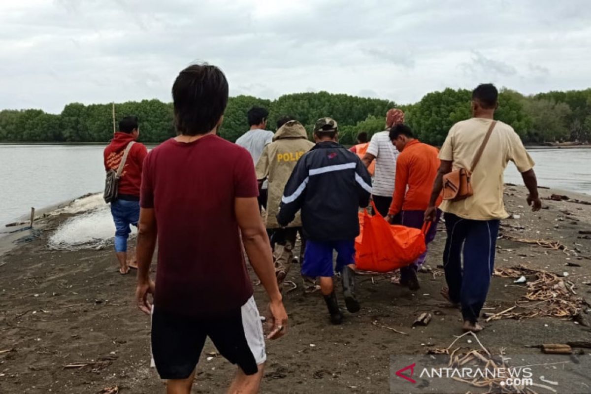 Warga geger temuan mayat tersangkut pohon bakau di Muara Gembong