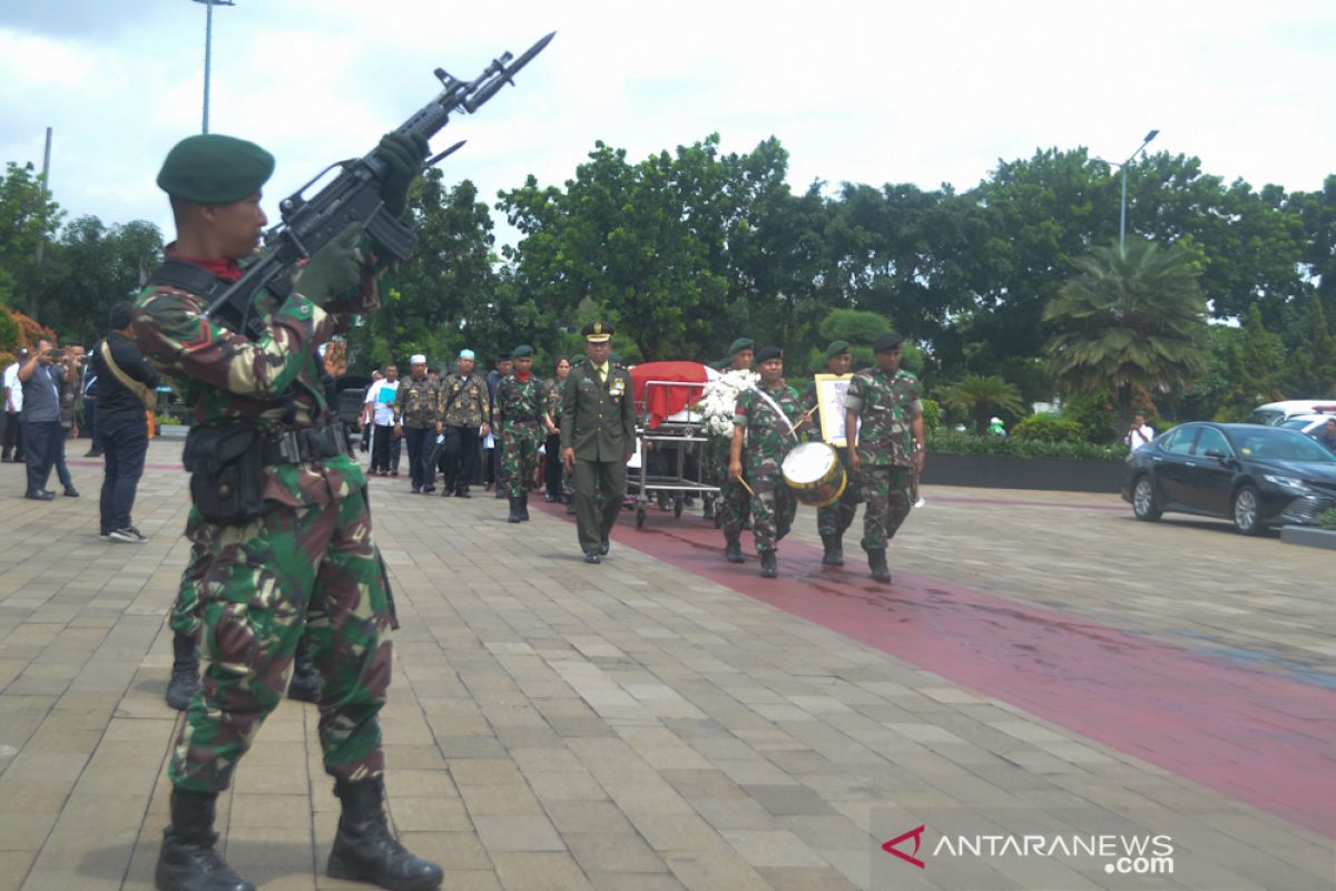 Jenazah Mien Sugandhi dimakamkan bertepatan adzan Dzuhur