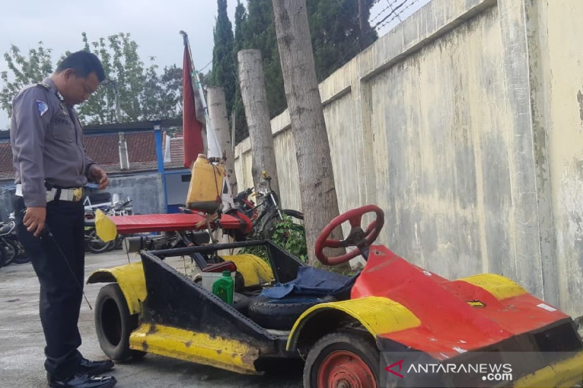 Vespa dimodifikasi jadi mobil F1 disita polisi