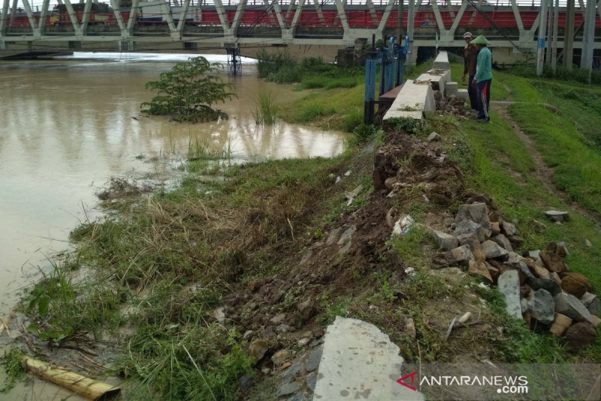 Tanggul kanan Sungai Wulan Kudus retak