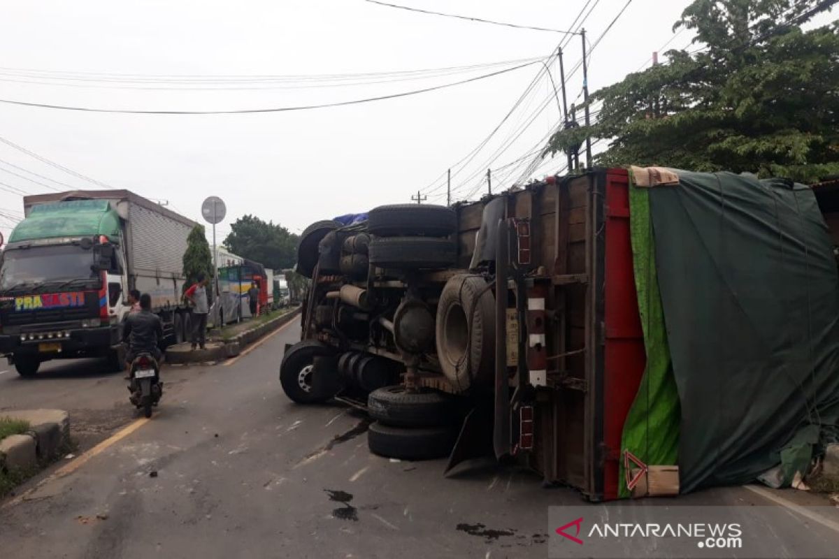 Truk seruduk tiga sepeda motor di pantura Batang