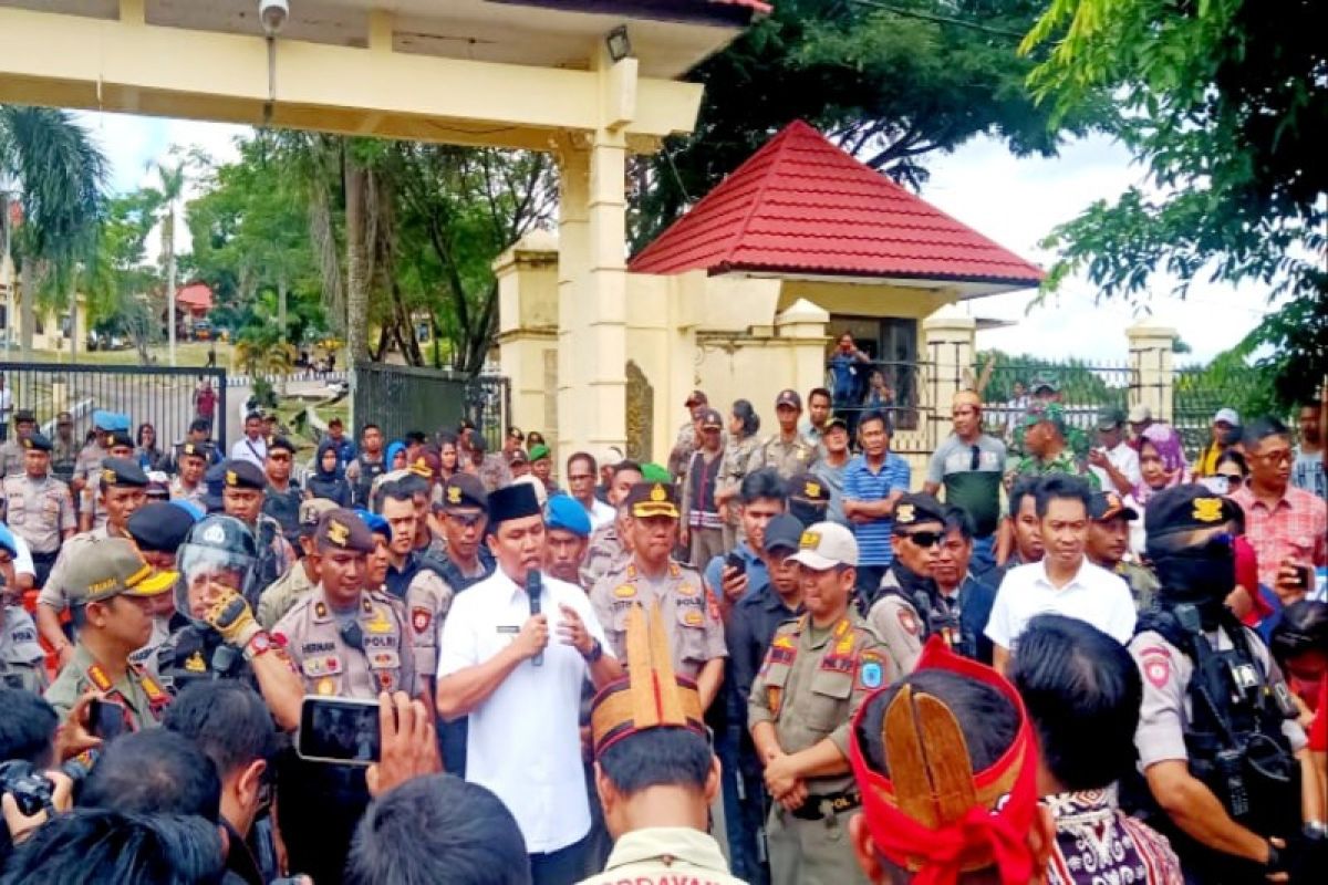 Bupati Lamandau temui massa aksi demonstrasi Desa Kinipan