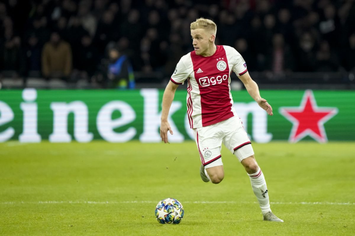 Solksjaer berminat boyong gelandang Ajax Donny van de Beek