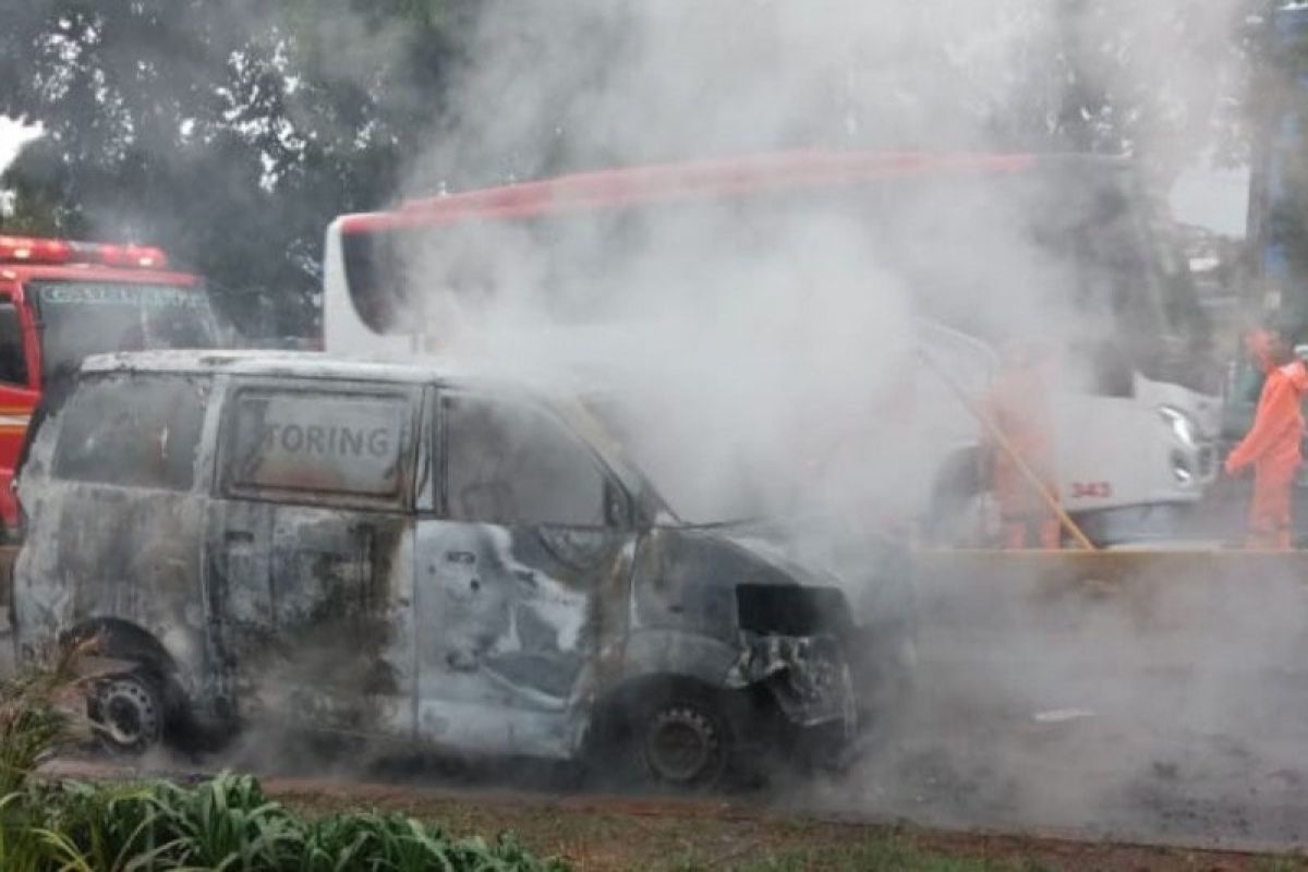 Diduga akibat korsleting, minibus terbakar di Rest Area KM10 Cibubur