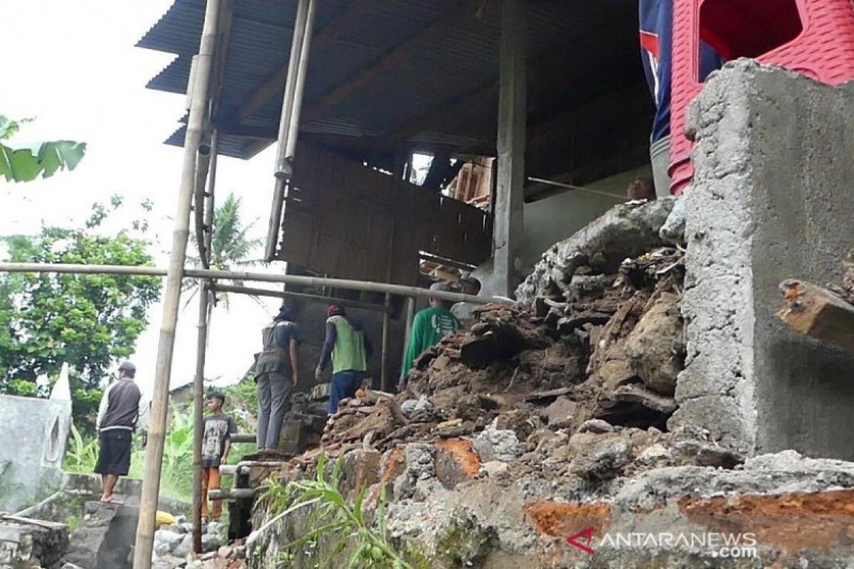 Tembok Ponpes  Anwarrut Tauhid Temanggung jebol diterjang banjir