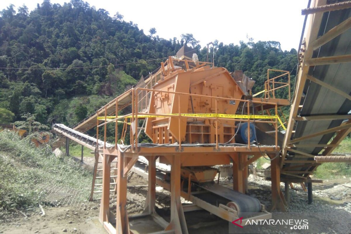 Polda Sumbar "police line" mesin stone crusher PT Dempo